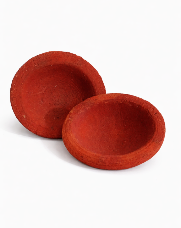 Discover the most sustainable and traditional way to blush with our Moroccan Terracotta Pot. This ancient beauty tool, used for generations by Berber women, is made of natural red clay that has been infused with concentrated Aker Fassi powder. It acts as a "solid stain" that reacts with water to provide a stunning, natural flush to your lips and cheeks.